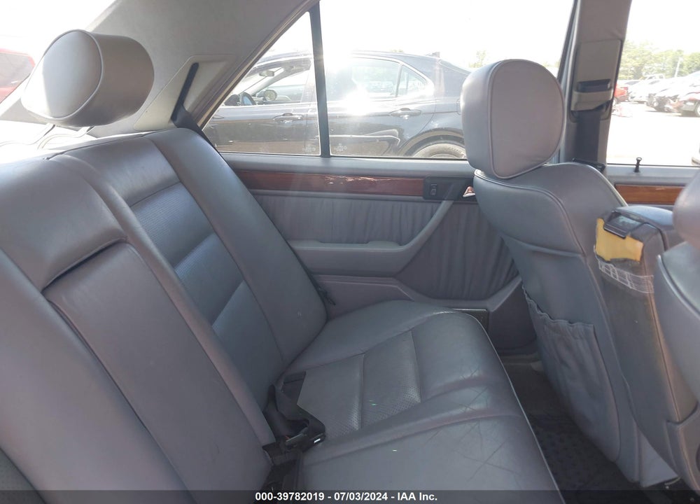 1995 MERCEDES-BENZ E 320 BASE/320 SPECIAL VIN: WDBEA32E8SC201013