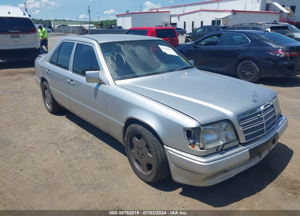 1995 MERCEDES-BENZ E 320 BASE/320 SPECIAL VIN: WDBEA32E8SC201013