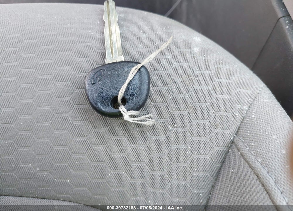 2019 HYUNDAI ELANTRA SE VIN: 5NPD74LF9KH490738