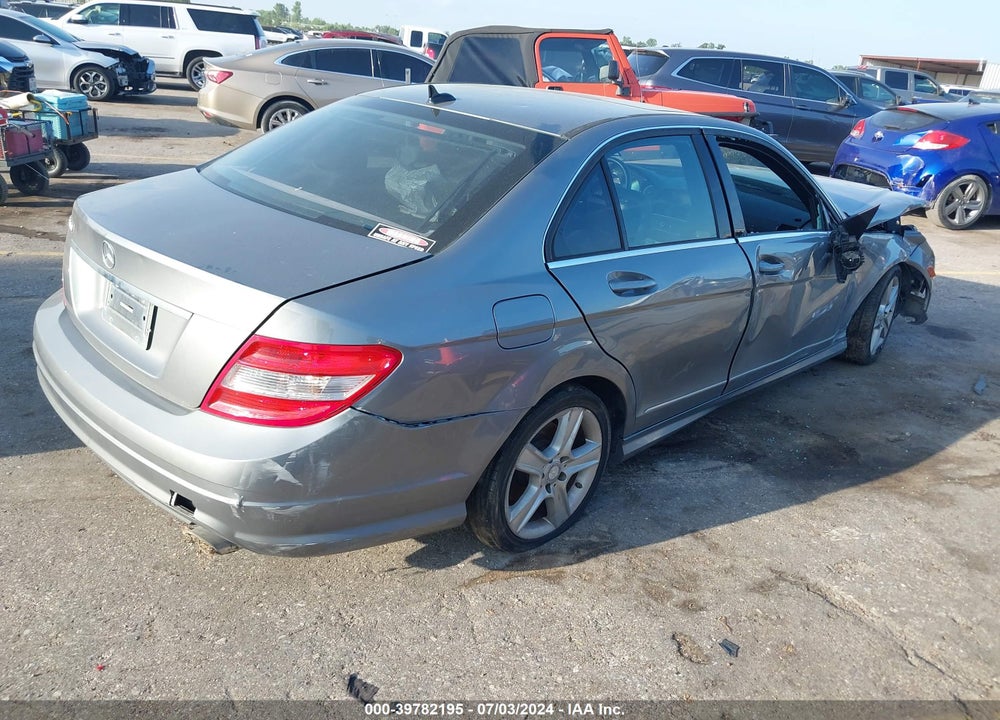 2011 MERCEDES-BENZ C 300 LUXURY/SPORT VIN: WDDGF5EB1BR136811