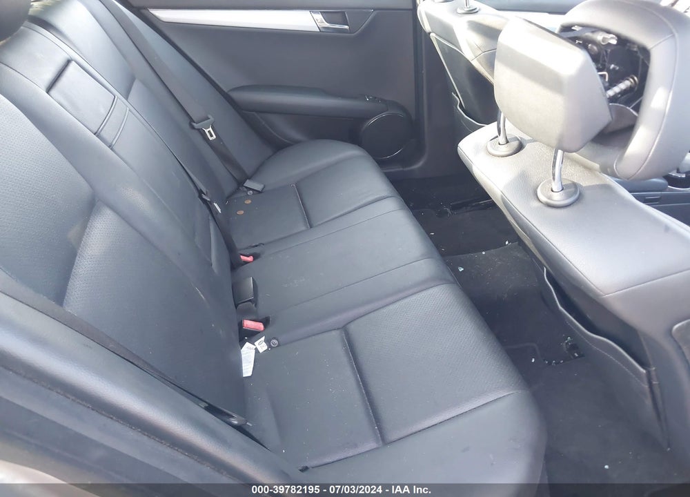 2011 MERCEDES-BENZ C 300 LUXURY/SPORT VIN: WDDGF5EB1BR136811