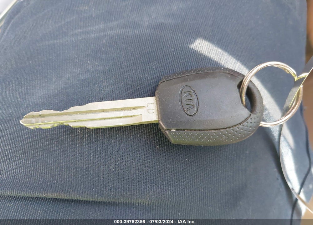 2007 KIA SPORTAGE LX VIN: KNDJF724077376534