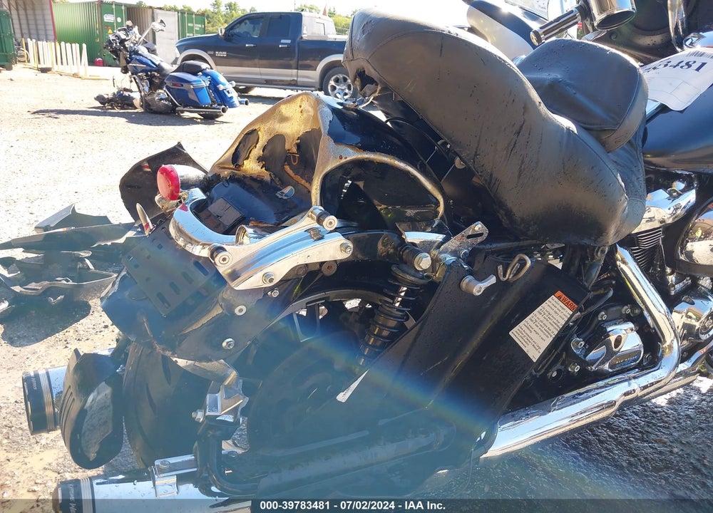 2019 HARLEY-DAVIDSON FLHX VIN: 1HD1KBC1XKB657120