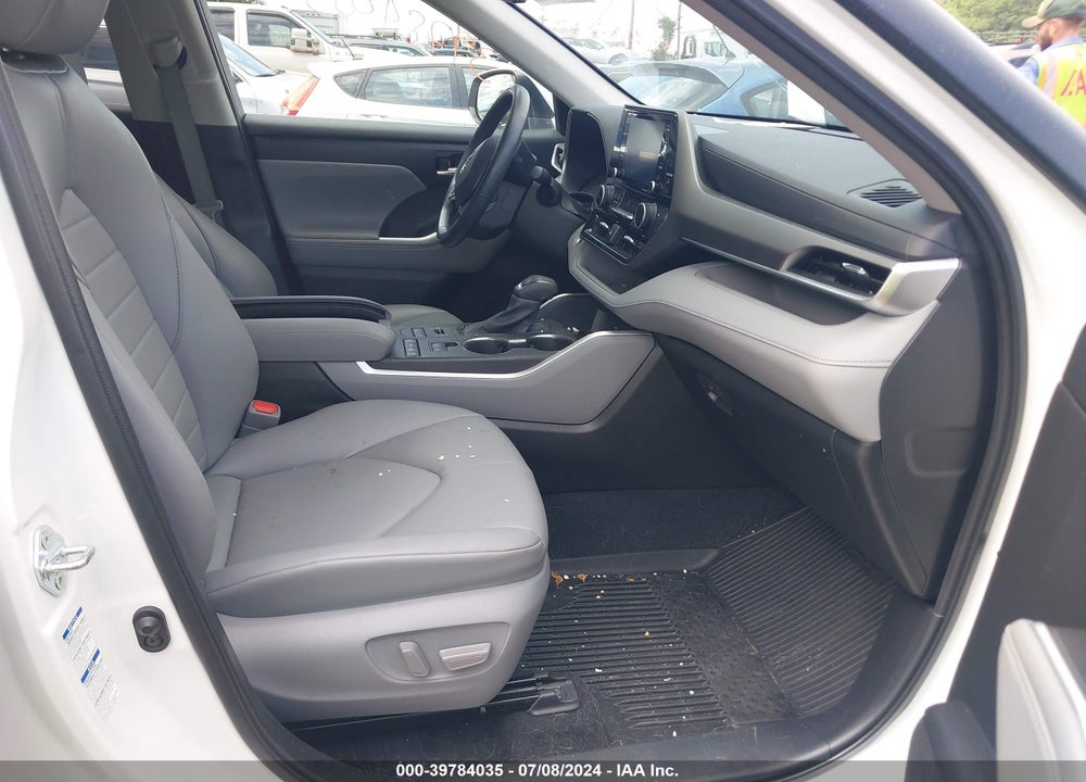 2022 TOYOTA HIGHLANDER XLE VIN: 5TDGZRBHXNS191698
