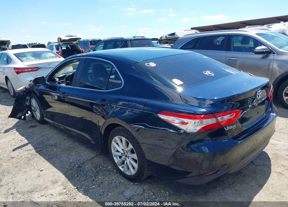 2018 TOYOTA CAMRY LE VIN: 4T1B11HK0JU564481