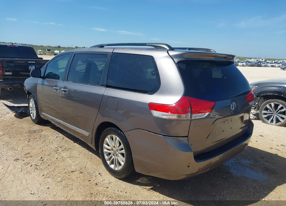 2013 TOYOTA SIENNA XLE V6 8 PASSENGER VIN: 5TDYK3DC6DS284367