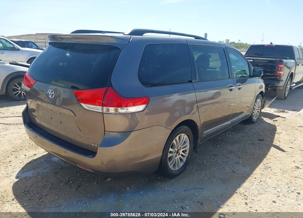 2013 TOYOTA SIENNA XLE V6 8 PASSENGER VIN: 5TDYK3DC6DS284367