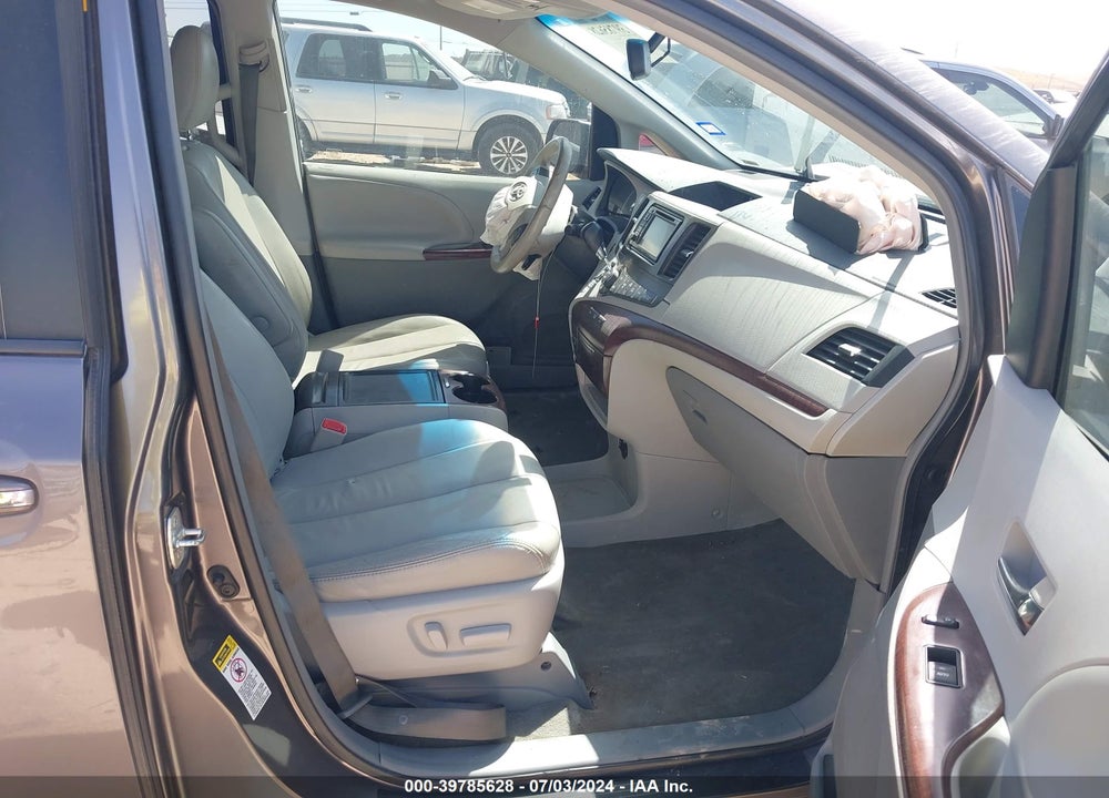 2013 TOYOTA SIENNA XLE V6 8 PASSENGER VIN: 5TDYK3DC6DS284367