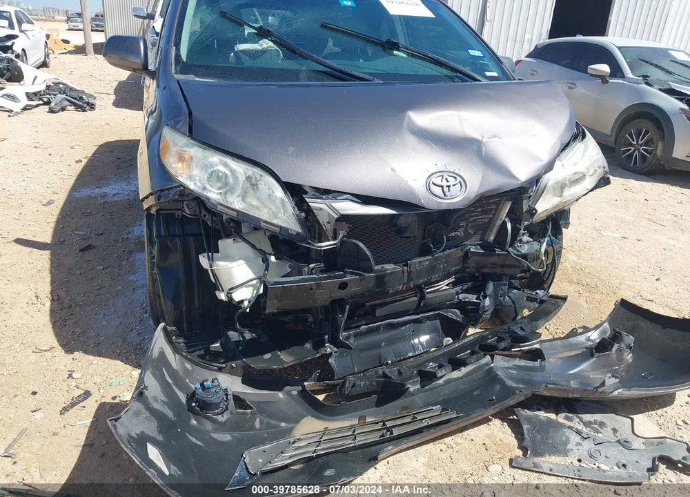 2013 TOYOTA SIENNA XLE V6 8 PASSENGER VIN: 5TDYK3DC6DS284367