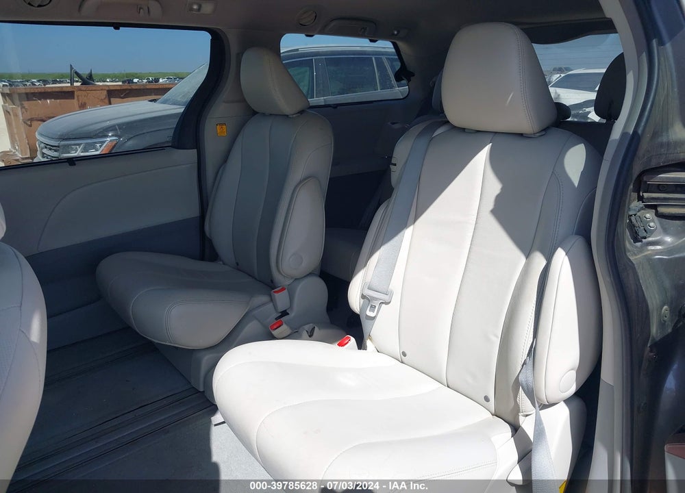 2013 TOYOTA SIENNA XLE V6 8 PASSENGER VIN: 5TDYK3DC6DS284367