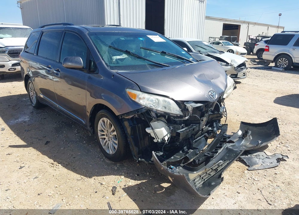 2013 TOYOTA SIENNA XLE V6 8 PASSENGER VIN: 5TDYK3DC6DS284367