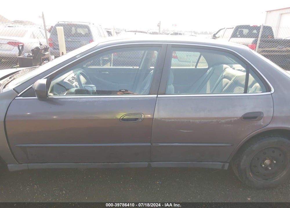 1998 HONDA ACCORD LX VIN: 1HGCG5642WA032744
