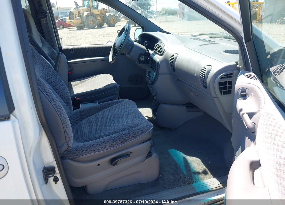 2000 DODGE GRAND CARAVAN VIN: 2B4GP44R3YR619667