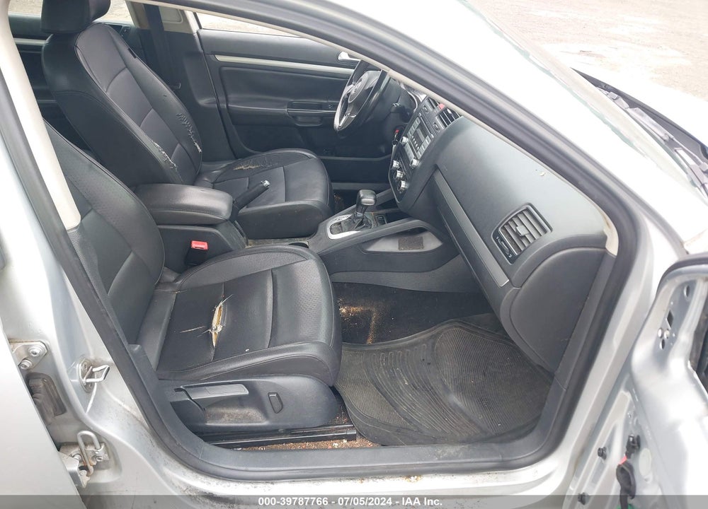 2010 VOLKSWAGEN JETTA LIMITED EDITION VIN: 3VWAZ7AJ4AM120034