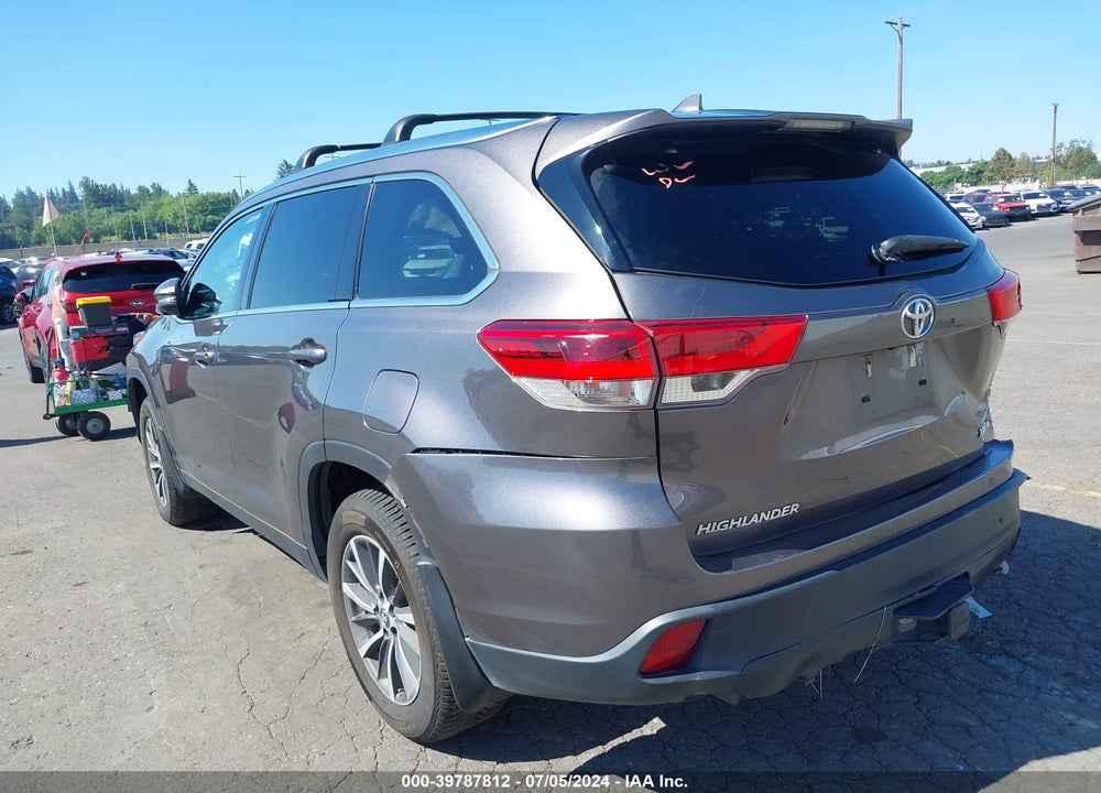 2019 TOYOTA HIGHLANDER XLE VIN: 5TDJZRFH2KS949495
