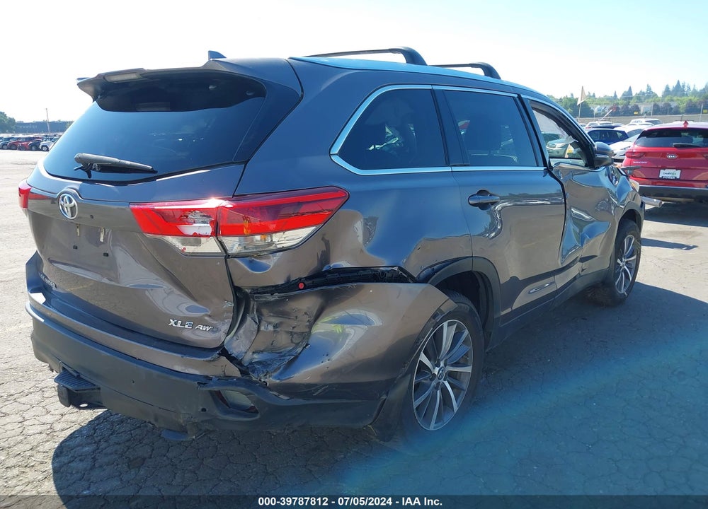 2019 TOYOTA HIGHLANDER XLE VIN: 5TDJZRFH2KS949495