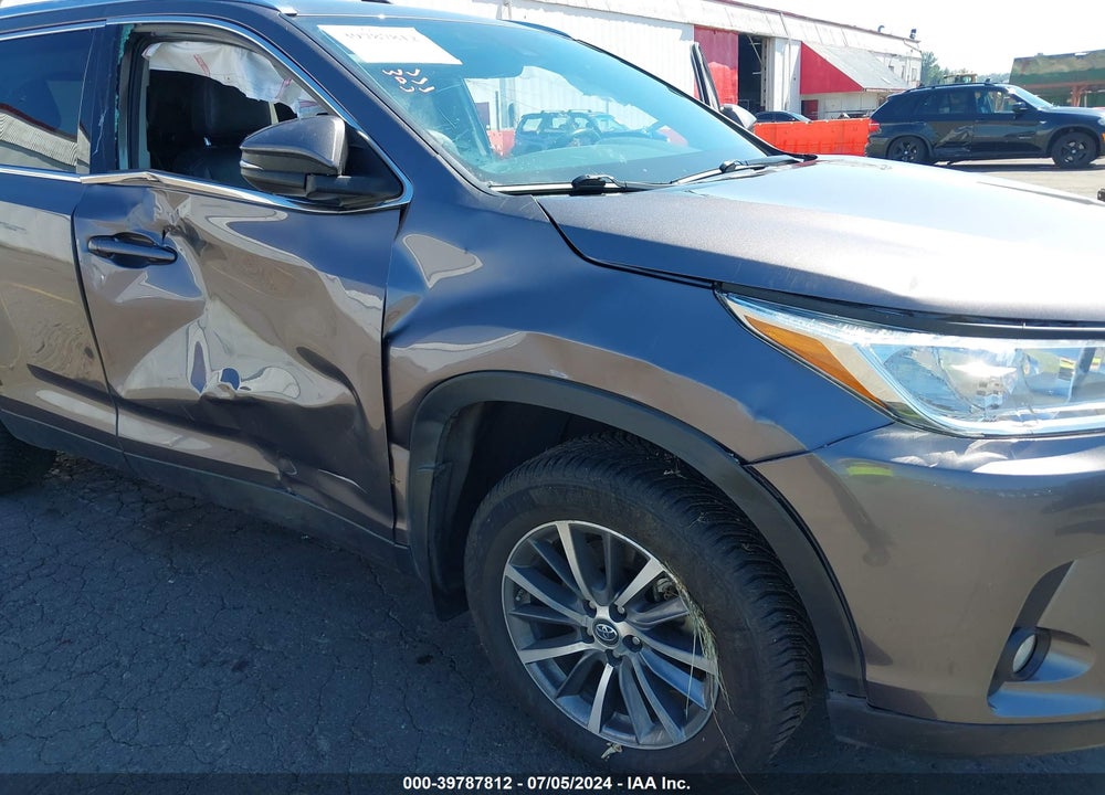2019 TOYOTA HIGHLANDER XLE VIN: 5TDJZRFH2KS949495