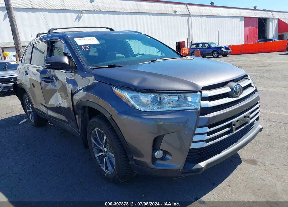 2019 TOYOTA HIGHLANDER XLE VIN: 5TDJZRFH2KS949495