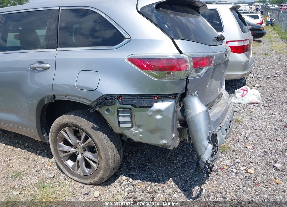 2015 TOYOTA HIGHLANDER LE PLUS V6 VIN: 5TDBKRFH4FS117638
