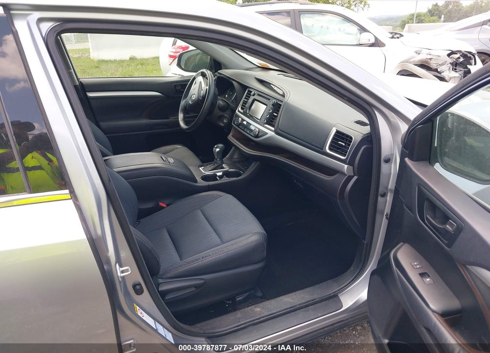 2015 TOYOTA HIGHLANDER LE PLUS V6 VIN: 5TDBKRFH4FS117638