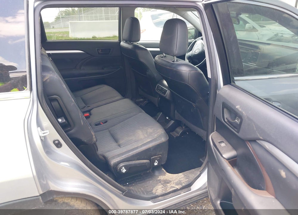 2015 TOYOTA HIGHLANDER LE PLUS V6 VIN: 5TDBKRFH4FS117638