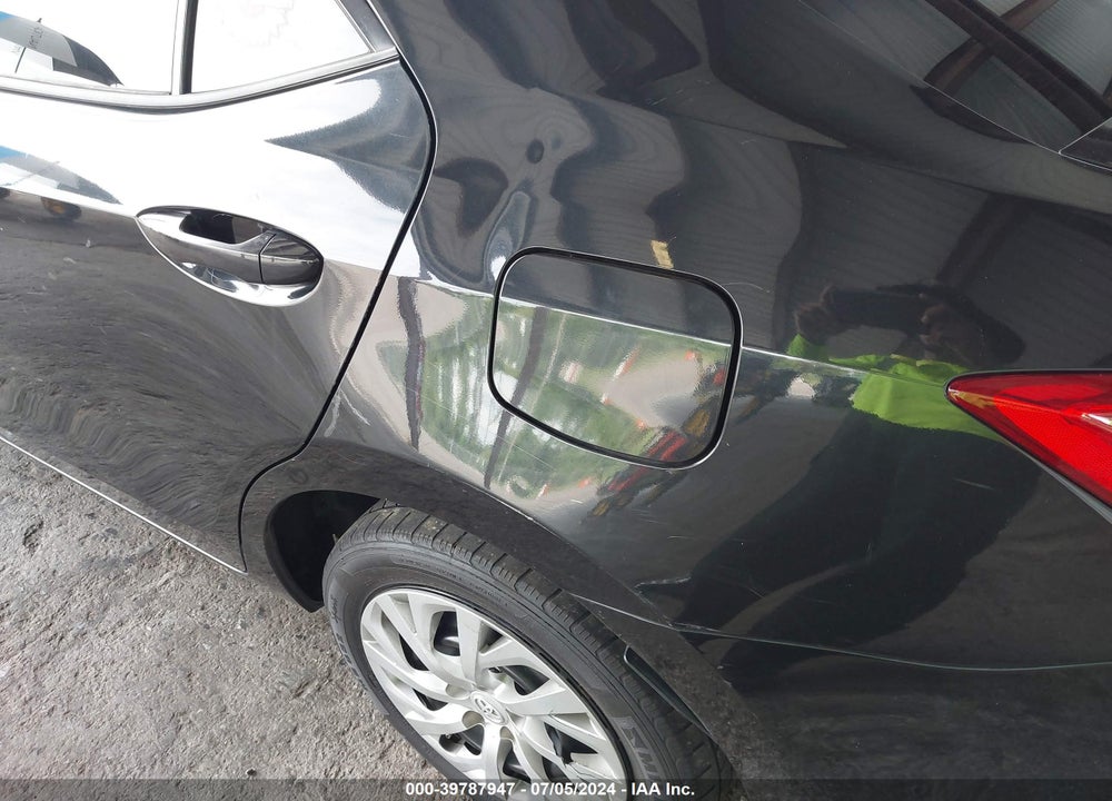 2017 TOYOTA COROLLA LE VIN: 5YFBURHE0HP715976