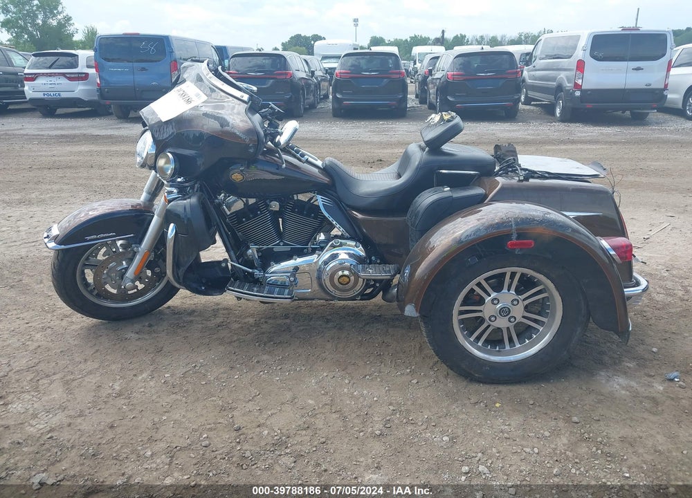 2013 HARLEY-DAVIDSON FLHTCUTG TRI GLIDE ULTRA CLSS/ANNV VIN: 1HD1MAM27DB852266