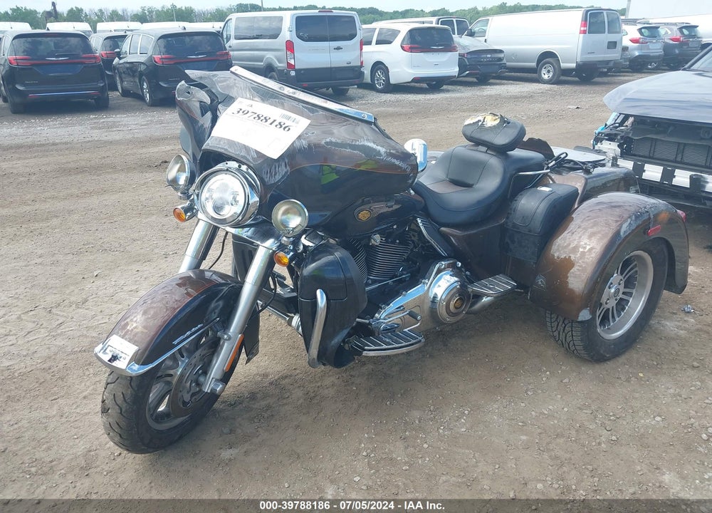 2013 HARLEY-DAVIDSON FLHTCUTG TRI GLIDE ULTRA CLSS/ANNV VIN: 1HD1MAM27DB852266
