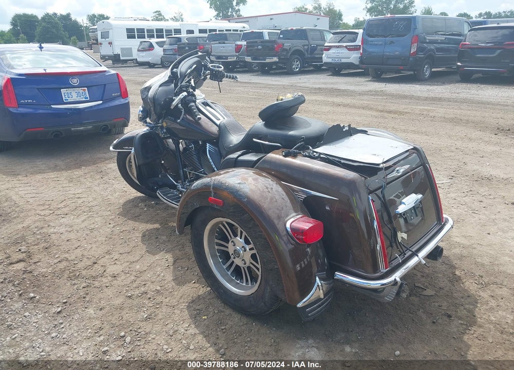 2013 HARLEY-DAVIDSON FLHTCUTG TRI GLIDE ULTRA CLSS/ANNV VIN: 1HD1MAM27DB852266