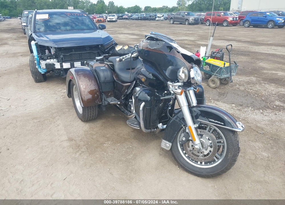 2013 HARLEY-DAVIDSON FLHTCUTG TRI GLIDE ULTRA CLSS/ANNV VIN: 1HD1MAM27DB852266