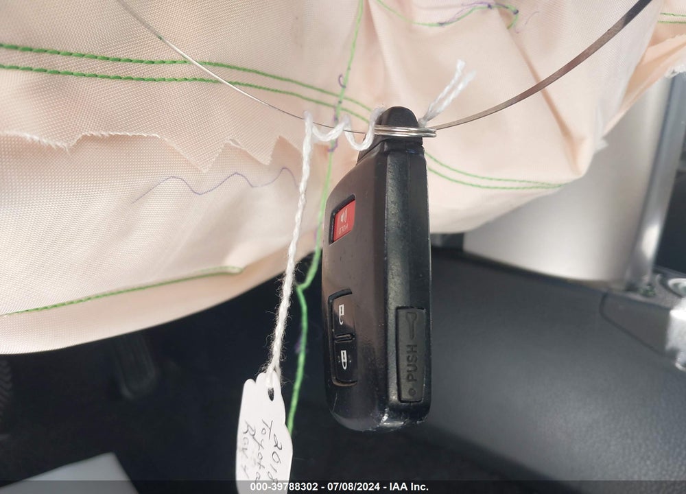 2018 TOYOTA RAV4 HYBRID LE VIN: JTMRJREV0JD239877