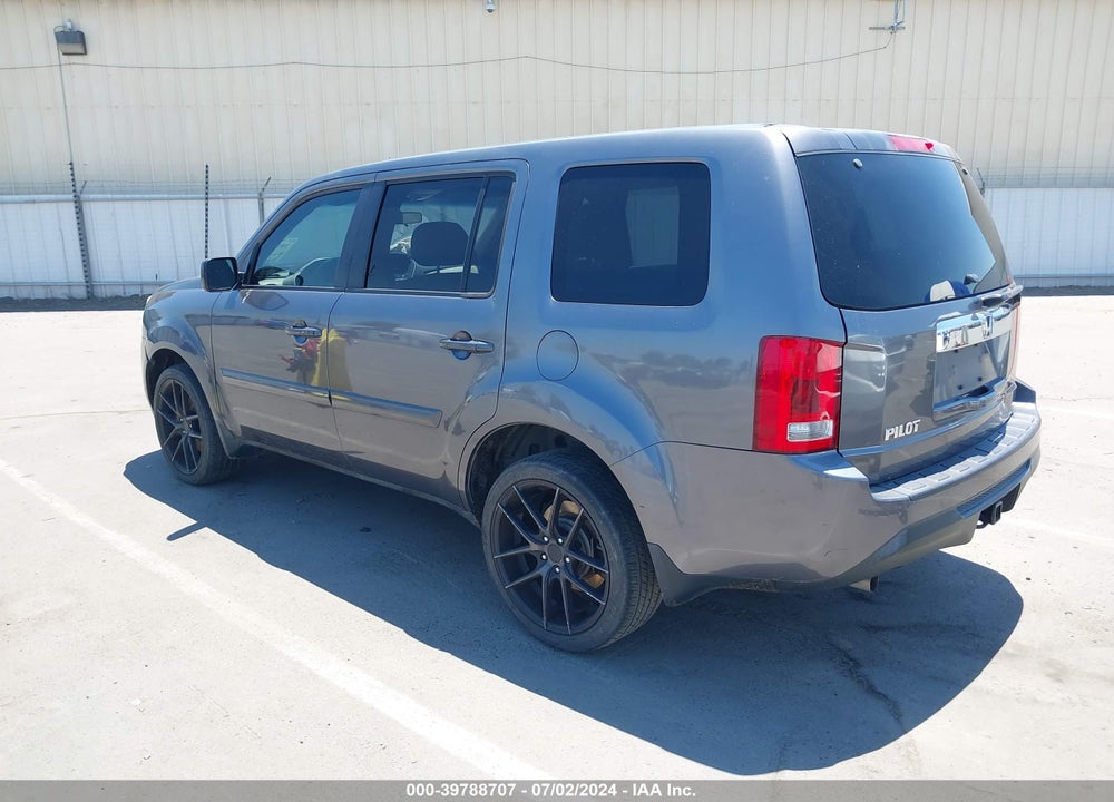 2015 HONDA PILOT LX VIN: 5FNYF3H26FB011524
