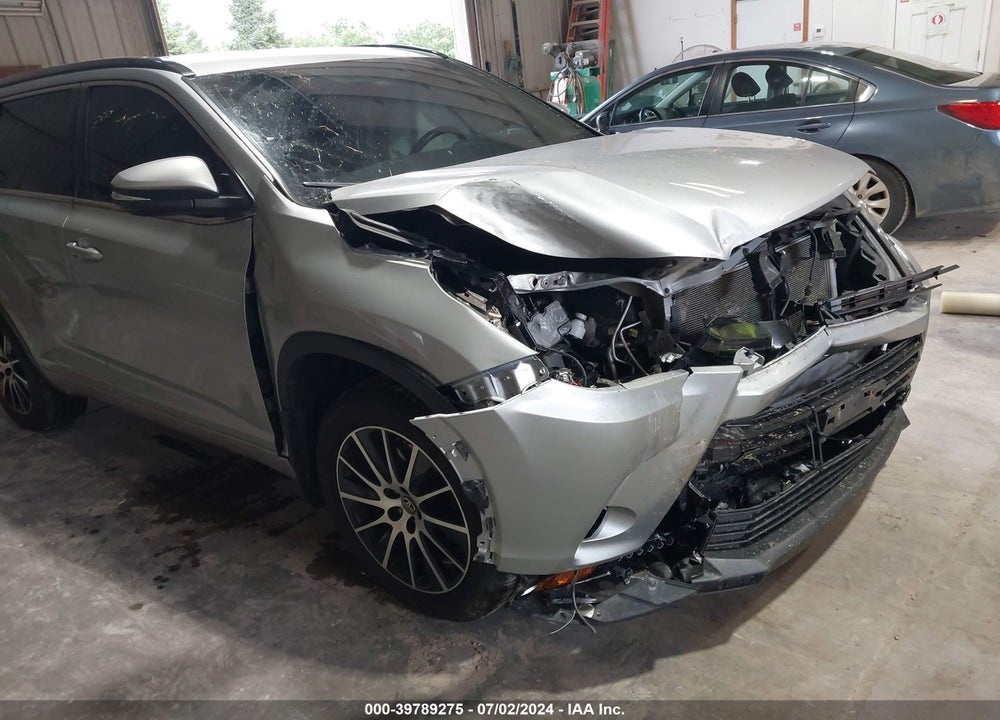 2018 TOYOTA HIGHLANDER SE VIN: 5TDJZRFH9JS538058