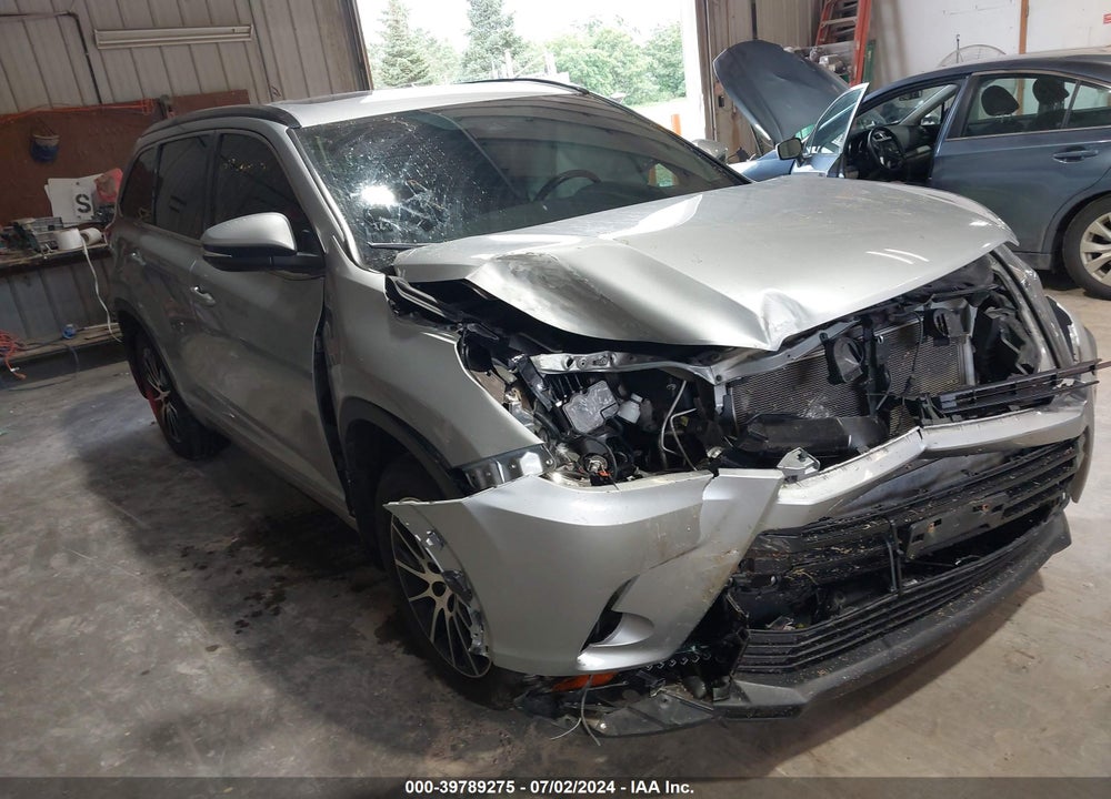 2018 TOYOTA HIGHLANDER SE VIN: 5TDJZRFH9JS538058