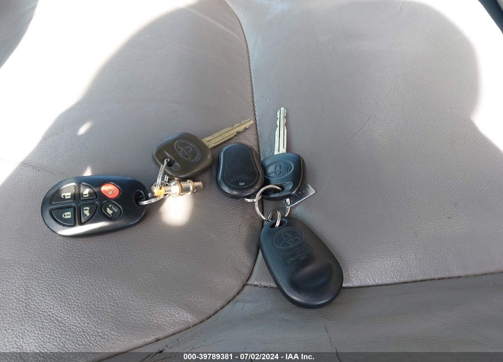 2008 TOYOTA SIENNA XLE VIN: 5TDBK22C98S010640