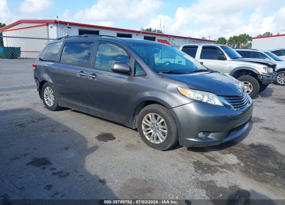 2014 TOYOTA SIENNA XLE V6 8 PASSENGER VIN: 5TDYK3DC3ES424117