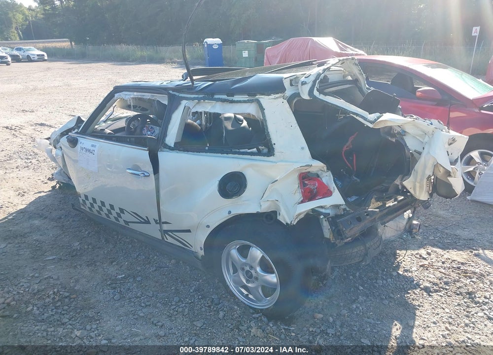 2011 MINI COOPER VIN: WMWSU3C53BT184239