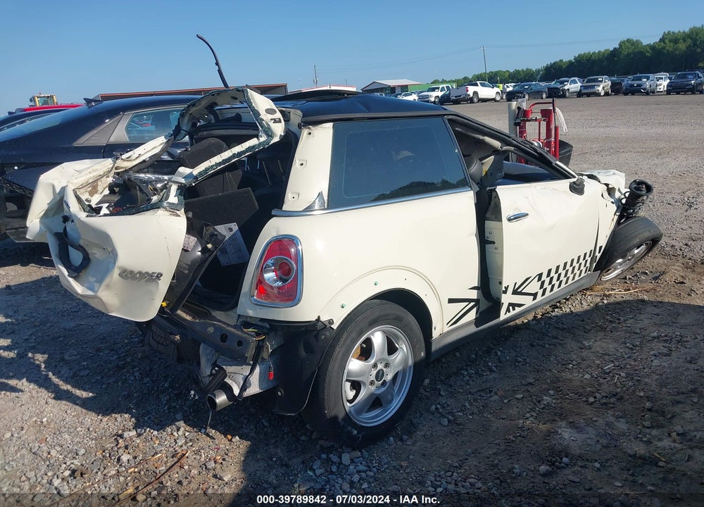 2011 MINI COOPER VIN: WMWSU3C53BT184239