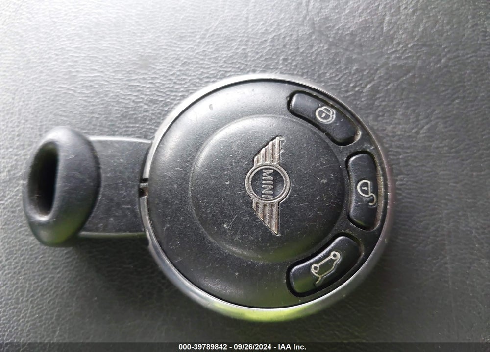 2011 MINI COOPER VIN: WMWSU3C53BT184239