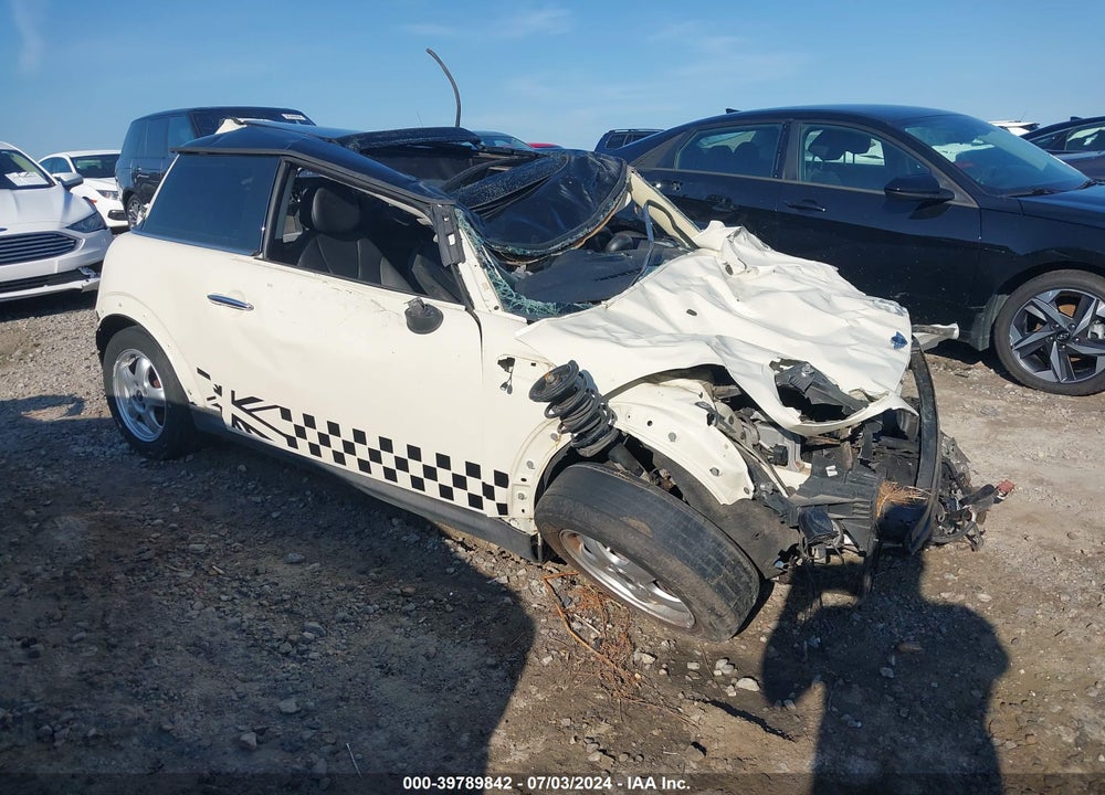 2011 MINI COOPER VIN: WMWSU3C53BT184239
