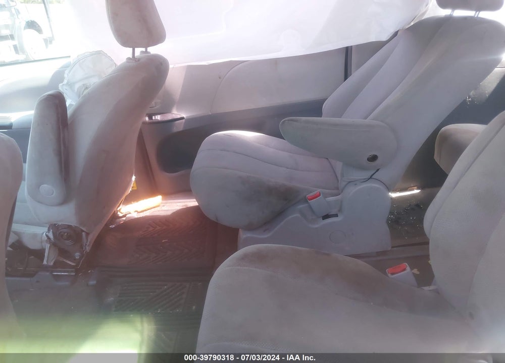 2011 TOYOTA SIENNA BASE V6 VIN: 5TDZK3DC7BS018860