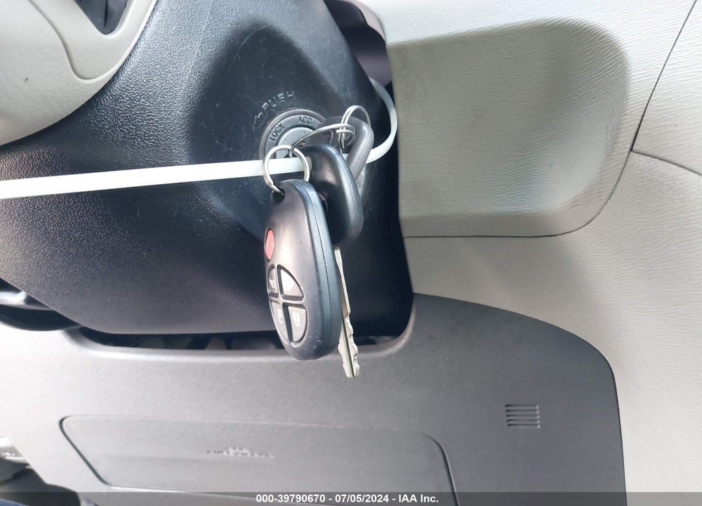 2013 TOYOTA SIENNA LE V6 8 PASSENGER VIN: 5TDKK3DC3DS385100