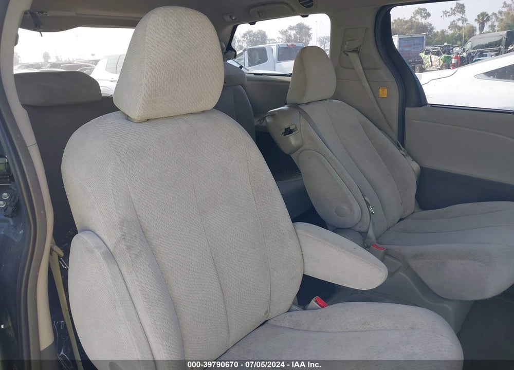 2013 TOYOTA SIENNA LE V6 8 PASSENGER VIN: 5TDKK3DC3DS385100