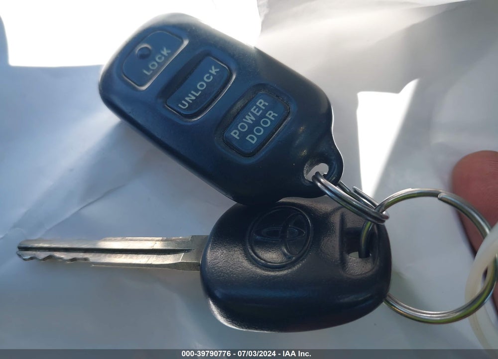 2000 TOYOTA SIENNA XLE VIN: 4T3ZF13C7YU309506