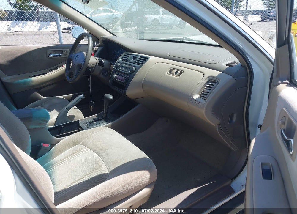 2000 HONDA ACCORD 2.3 LX VIN: 3HGCG6657YG704557