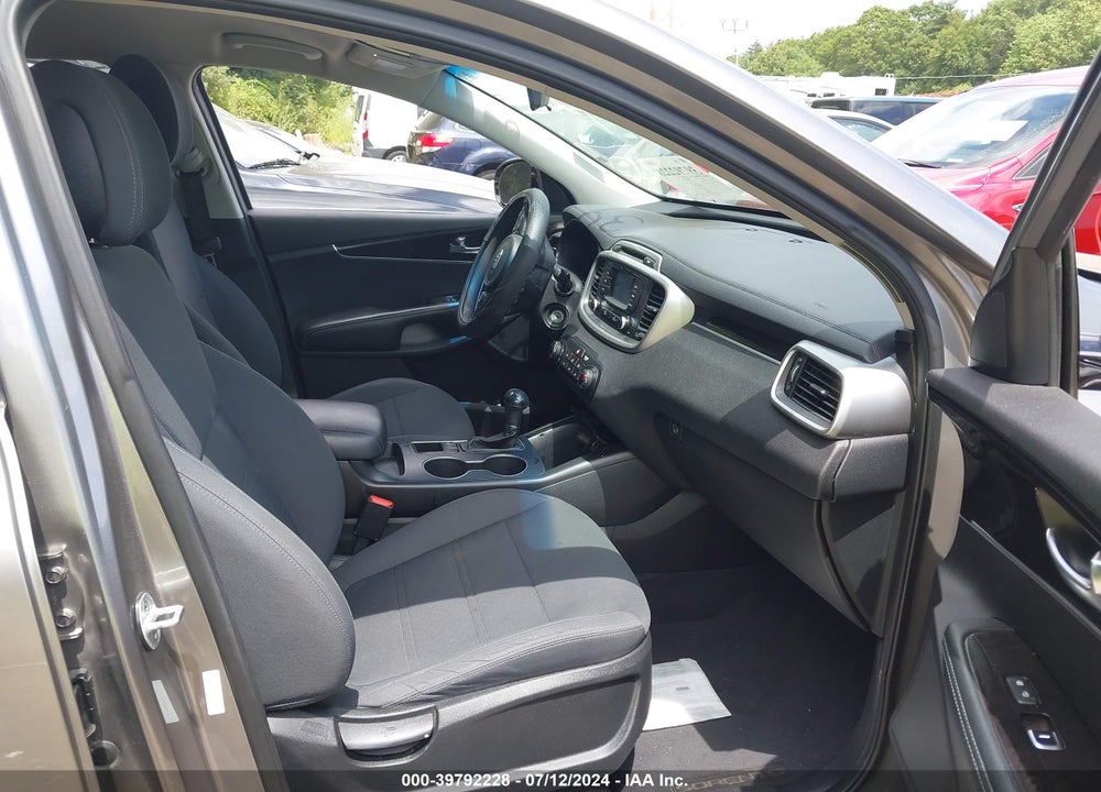 2017 KIA SORENTO 3.3L LX VIN: 5XYPGDA55HG217710