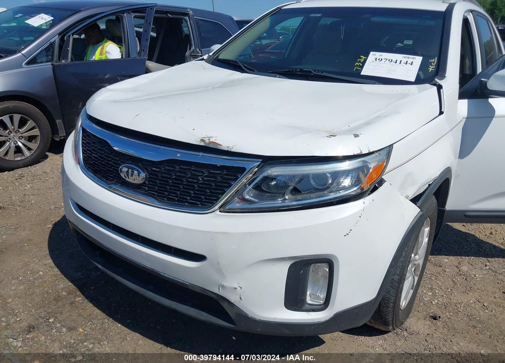 2015 KIA SORENTO LX VIN: 5XYKT4A68FG564119
