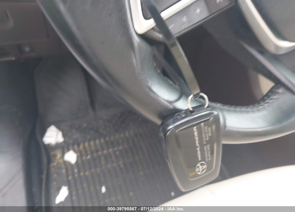 2022 TOYOTA HIGHLANDER XLE VIN: 5TDHZRBH2NS226741