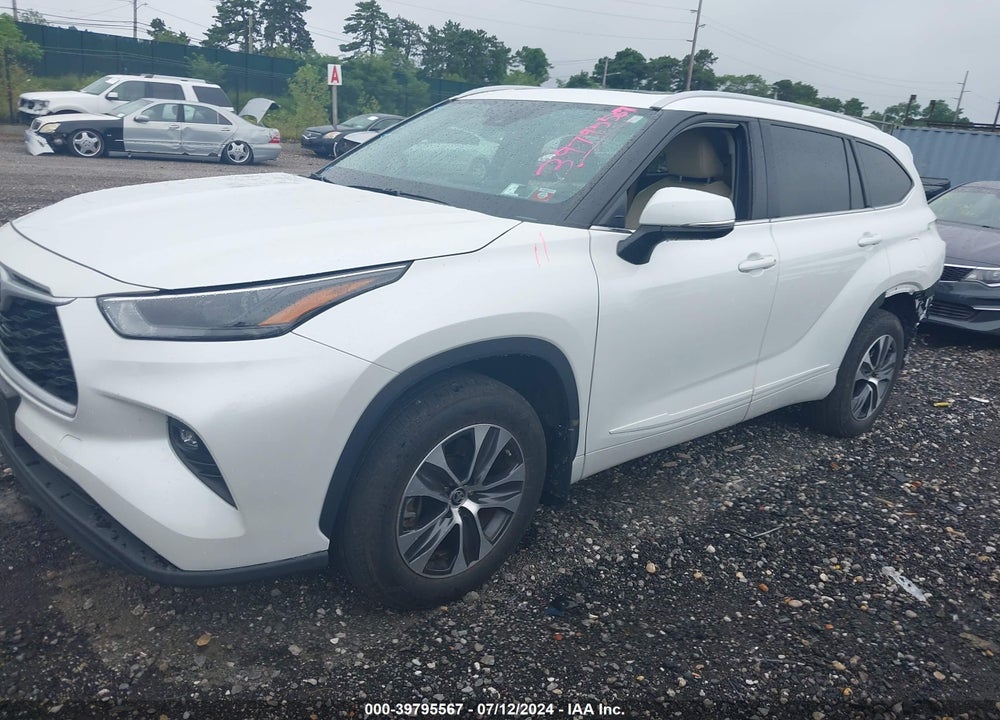 2022 TOYOTA HIGHLANDER XLE VIN: 5TDHZRBH2NS226741