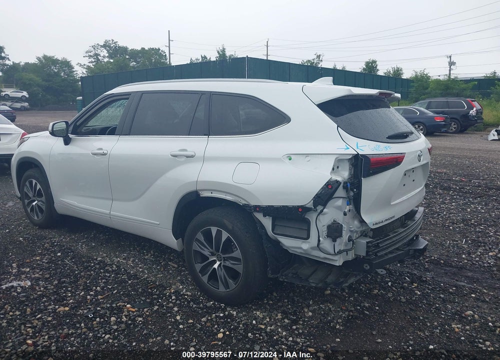 2022 TOYOTA HIGHLANDER XLE VIN: 5TDHZRBH2NS226741